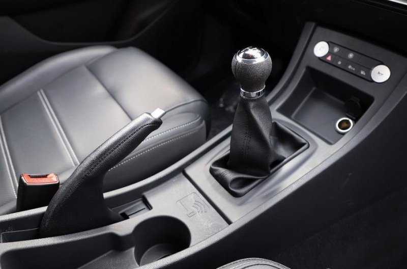 Китайцы начали продажи электрокара с имитацией «механики» и четырьмя педалями