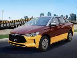 Китайцы начали продажи электрокара с имитацией «механики» и четырьмя педалями