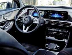 Медиасистема Mercedes-Benz неожиданно ответила на вопрос о Tesla