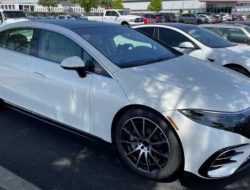 Mercedes-Benz EQS сфотографировали на парковке завода Tesla