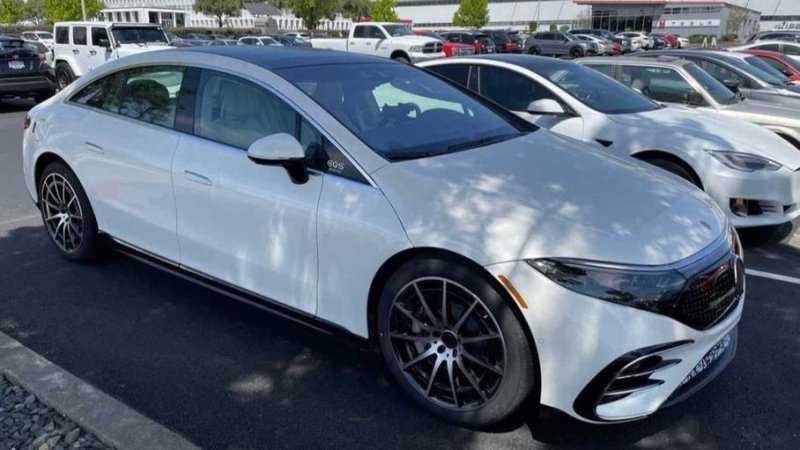 Mercedes-Benz EQS сфотографировали на парковке завода Tesla