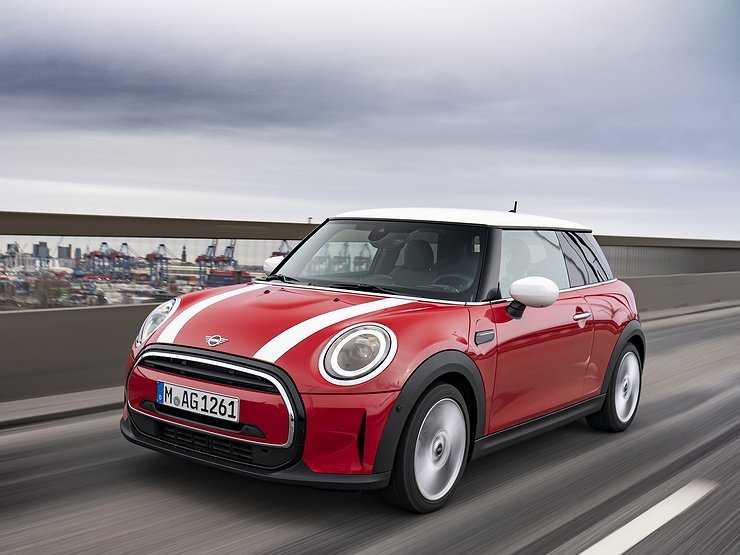 Названы рублевые цены на рестайлинговый хетчбэк MINI