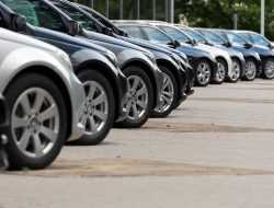 Несмотря на рост производства, автодилеры продолжают кошмарить покупателей ценами