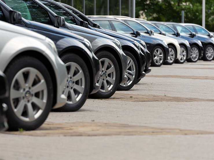 Несмотря на рост производства, автодилеры продолжают кошмарить покупателей ценами