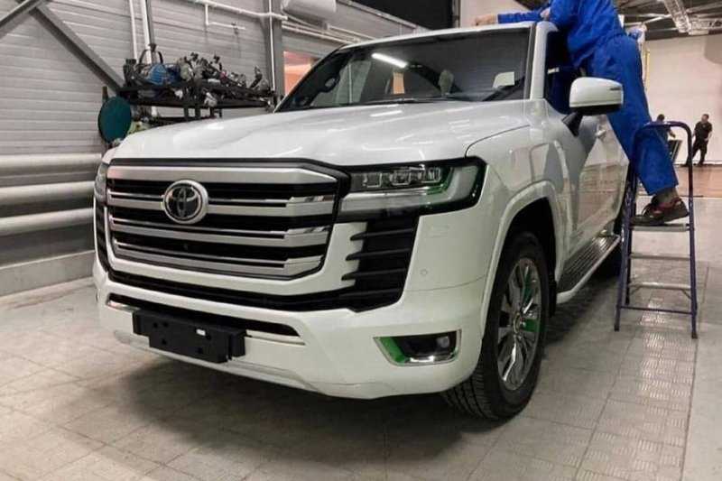Новый Toyota Land Cruiser впервые проехал на камеру