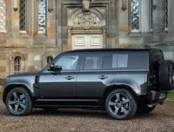 Опубликованы российские цены на 525-сильный Land Rover Defender