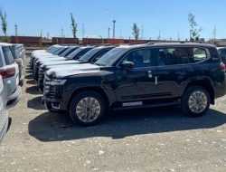 Партию новых Toyota Land Cruiser 300 сфотографировали в Казахстане