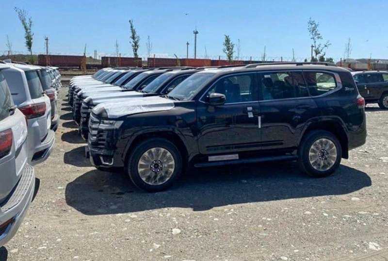 Партию новых Toyota Land Cruiser 300 сфотографировали в Казахстане