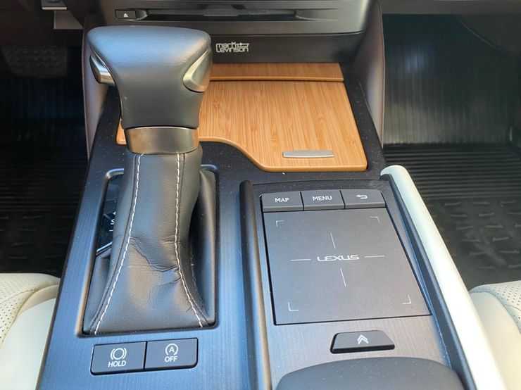 Пижонские страсти: тест-драйв обновленного Lexus ES250