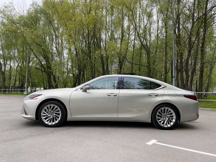 Пижонские страсти: тест-драйв обновленного Lexus ES250