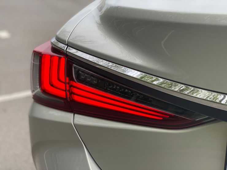 Пижонские страсти: тест-драйв обновленного Lexus ES250