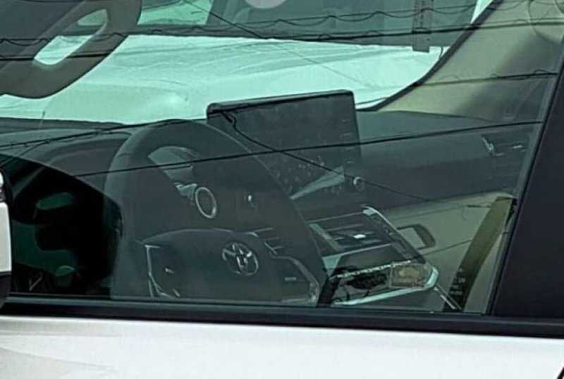 Появились фотографии салона нового Toyota Land Cruiser