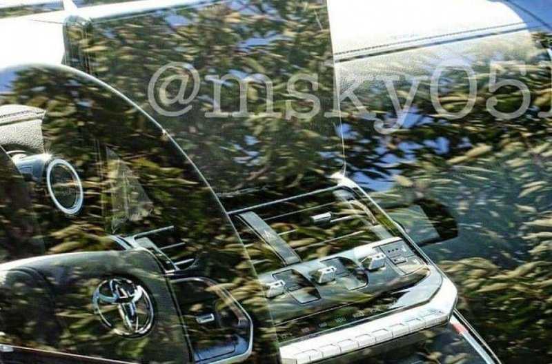 Появились фотографии салона нового Toyota Land Cruiser