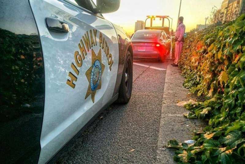 Полиция остановила очередную Tesla без водителя за рулем