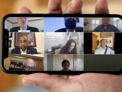 Политик участвовал в видеоконференции за рулём. Но попытался это скрыть