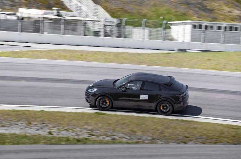 Porsche вывела на тесты Cayenne Turbo Coupe, который управляется как спорткар