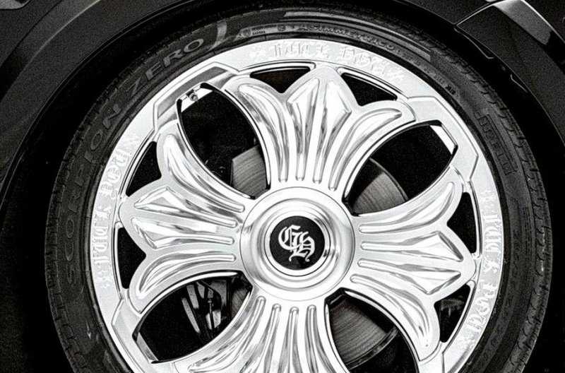 Посмотрите на «готический» Rolls-Royce с нецензурной гравировкой на дисках