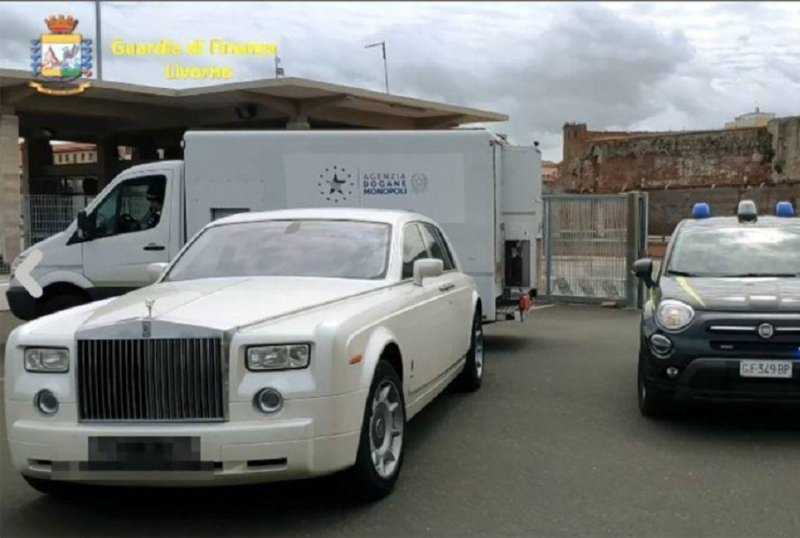 Прибывший из России Rolls-Royce арестовали в Италии из-за кожи редкого крокодила