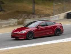 Tesla снова отложила старт поставок «быстрейшего серийного автомобиля»