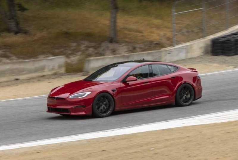 Tesla снова отложила старт поставок &laquo;быстрейшего серийного автомобиля&raquo;