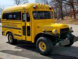 В 73-летний школьный автобус установили Hellcat V8 и пустили с молотка за внушительную сумму