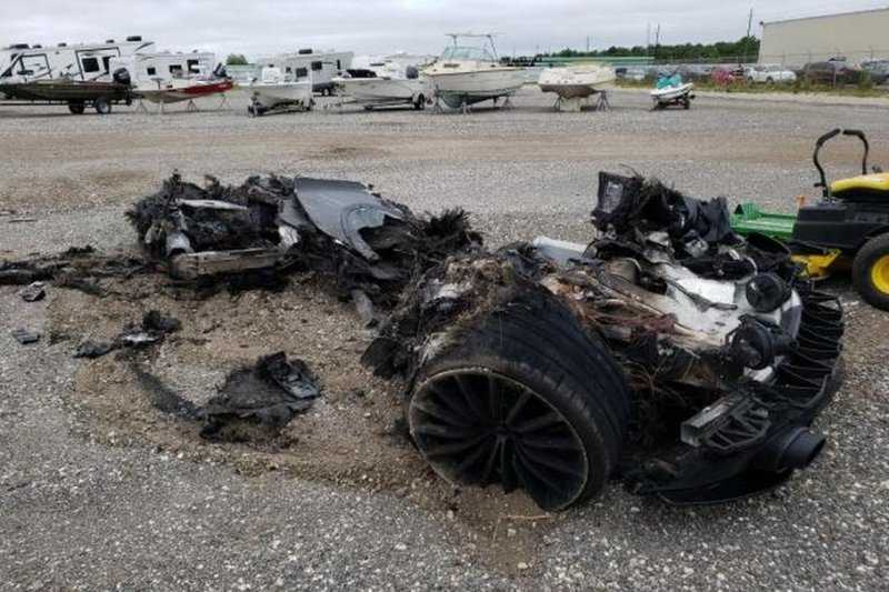 В США с аукциона продадут сожженный дотла McLaren GT
