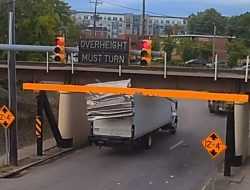 Видео: грузовик лишился крыши из-за «моста глупости», но продолжил ехать