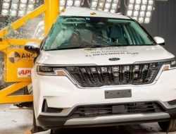 Видео: праворульный Kia Carnival проходит краш-тест