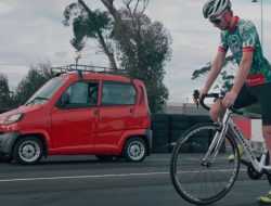 Видео: самый дешевый автомобиль пытается обогнать велосипед