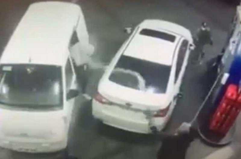 Водитель отбился от грабителей при помощи заправочного пистолета