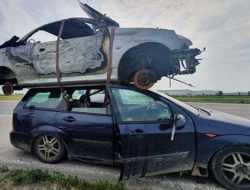 Водителя старого Ford Focus задержали за перевозку Peugeot на крыше