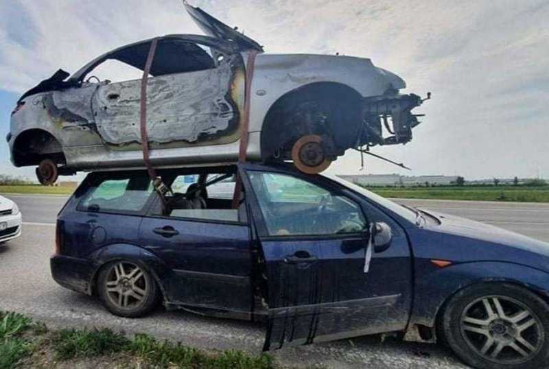 Водителя старого Ford Focus задержали за перевозку Peugeot на крыше