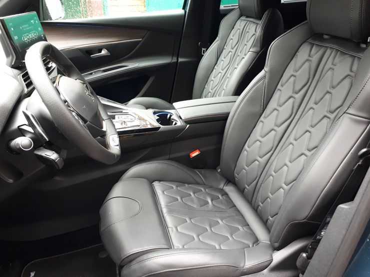 Выстрел в спину: первый тест-драйв обновленного кроссовера Peugeot 5008