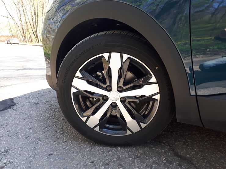 Выстрел в спину: первый тест-драйв обновленного кроссовера Peugeot 5008