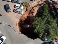 Парковка с автомобилями провалилась под землю в Иерусалиме. Видео