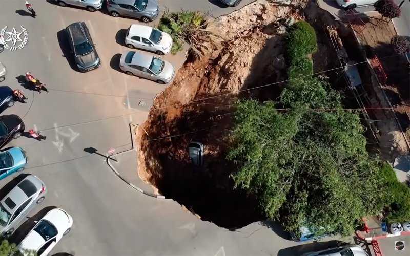 
            Парковка с автомобилями провалилась под землю в Иерусалиме. Видео
        