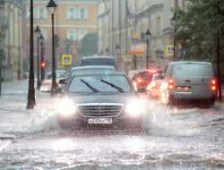 В Москве машины ушли под воду. Как водители и дороги переживают потоп