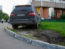 Водителей начали чаще штрафовать за парковку на газоне