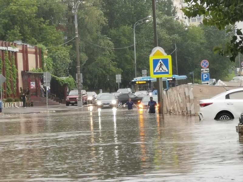 
            В Москве машины ушли под воду. Как водители и дороги переживают потоп
        