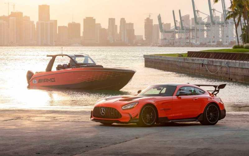 
            Посмотрите на 2250-сильный катер Mercedes в стиле GT Black Series
        
