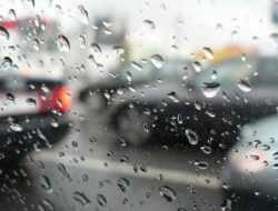 Водителям объяснили, чем именно опасна езда в дождь