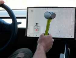 Водитель разбил кувалдой экран Tesla для проверки электрокара. Видео