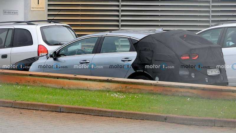 
            Фотошпионам удалось заснять обновленный Kia ProCeed во время тестов
        