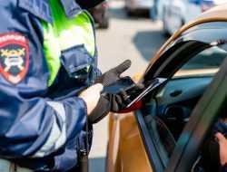 Сотрудникам ГИБДД запретят использовать телефоны остановленных водителей