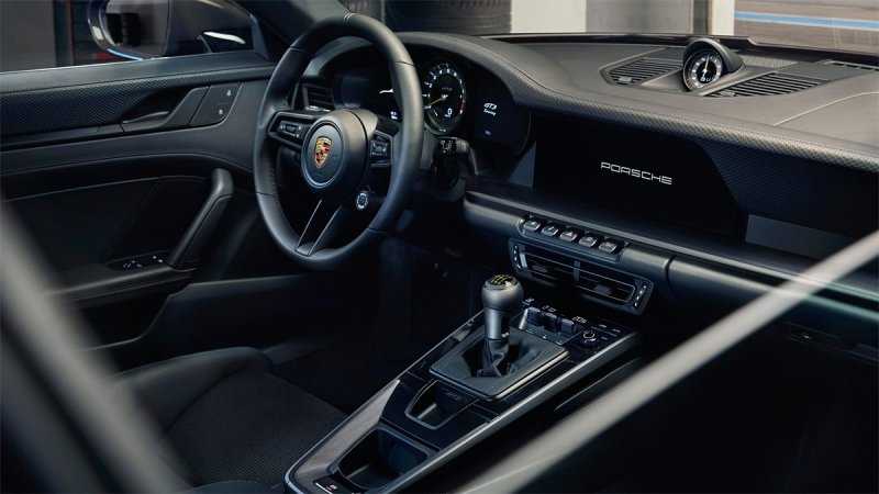 
            Porsche назвала российскую стоимость новой версии суперкара 911 GT3
        