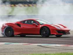 Пожилой водитель бюджетного Renault врезался в Ferrari. Видео