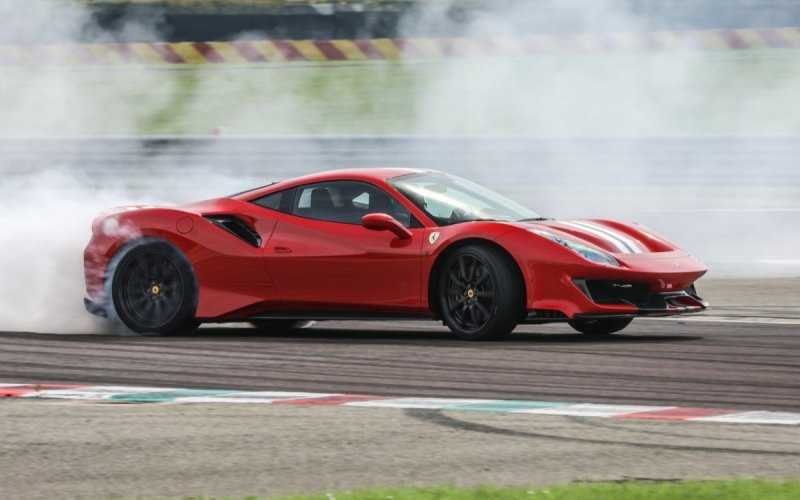 
            Пожилой водитель бюджетного Renault врезался в Ferrari. Видео
        