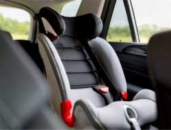 В ГИБДД рассказали, до скольки лет детей нужно перевозить в креслах