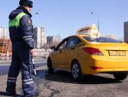 Стало известно, что именно инспекторы проверяют у таксистов