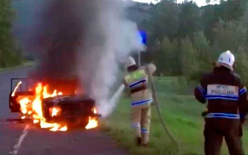 
            Нетрезвый водитель сжег свою &laquo;шестерку&raquo; во время задержания. Фото
        